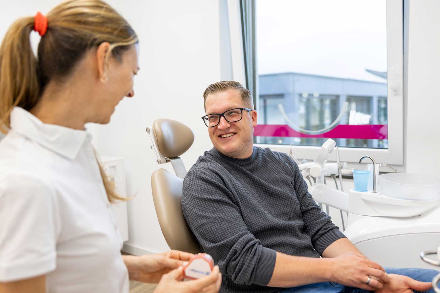 Beratung eines erwachsenen Patienten in der Fachpraxis Kieferorthopädie Seelscheid in Neunkirchen-Seelscheid.