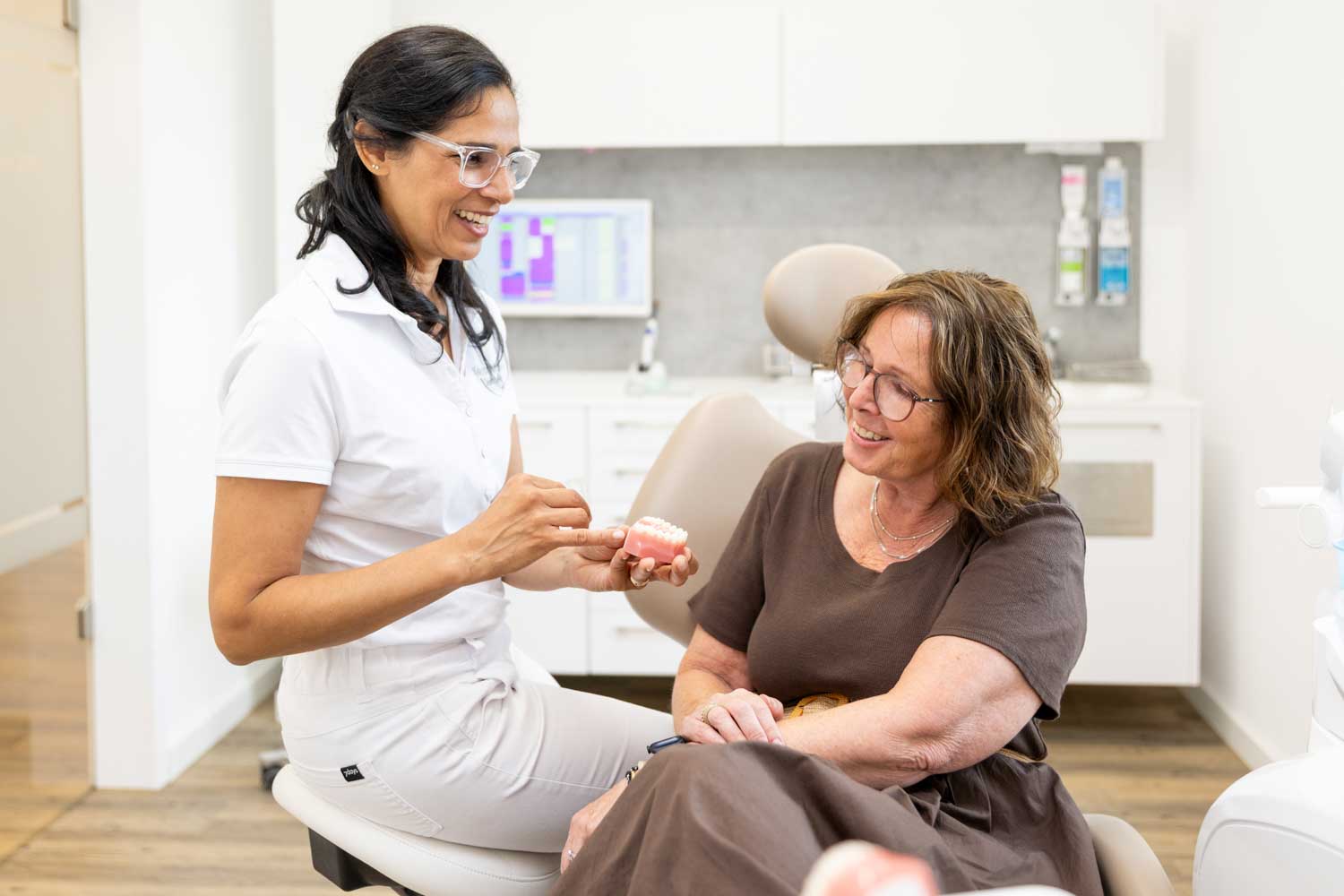 Kieferorthopädin Dr. Garcia berät eine erwachsene Patientin am Kiefermodell in der Fachpraxis Kieferorthopädie Seelscheid in Neunkirchen-Seelscheid.