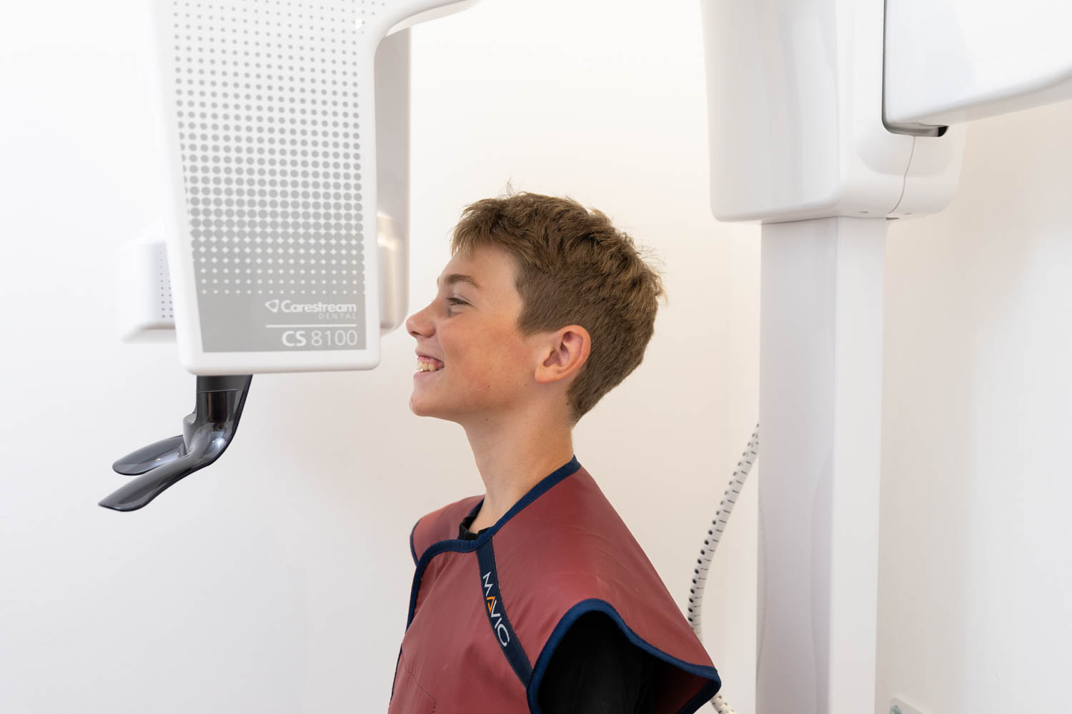Junge bei der strahlungsarmen Röntgenaufnahme mit dem Carestream CS 8100 in der Kieferorthopädie Seelscheid in Neunkirchen-Seelscheid.