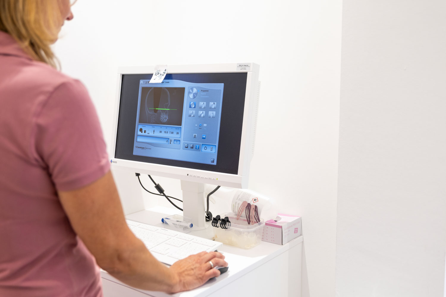 Mitarbeiterin bedient die Erfassungssoftware eines digitalen Röntgengeräts am Monitor in der Kieferorthopädie Seelscheid in Neunkirchen-Seelscheid.