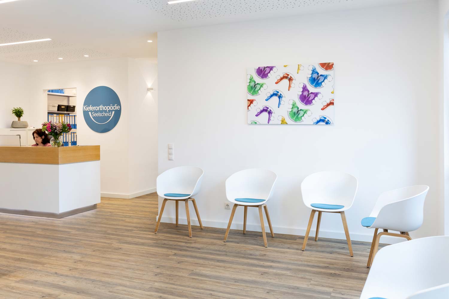 Moderner Wartebereich und Empfang der Fachpraxis Kieferorthopädie Seelscheid in Neunkirchen-Seelscheid.