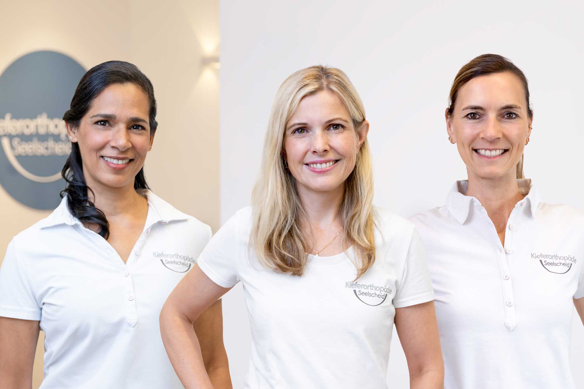 Die Kieferorthopädinnen Dr. Garcia, Dr. Küpper-Wolf und Dr. Schumacher in der Praxis Kieferorthopädie Seelscheid in Neunkirchen-Seelscheid.