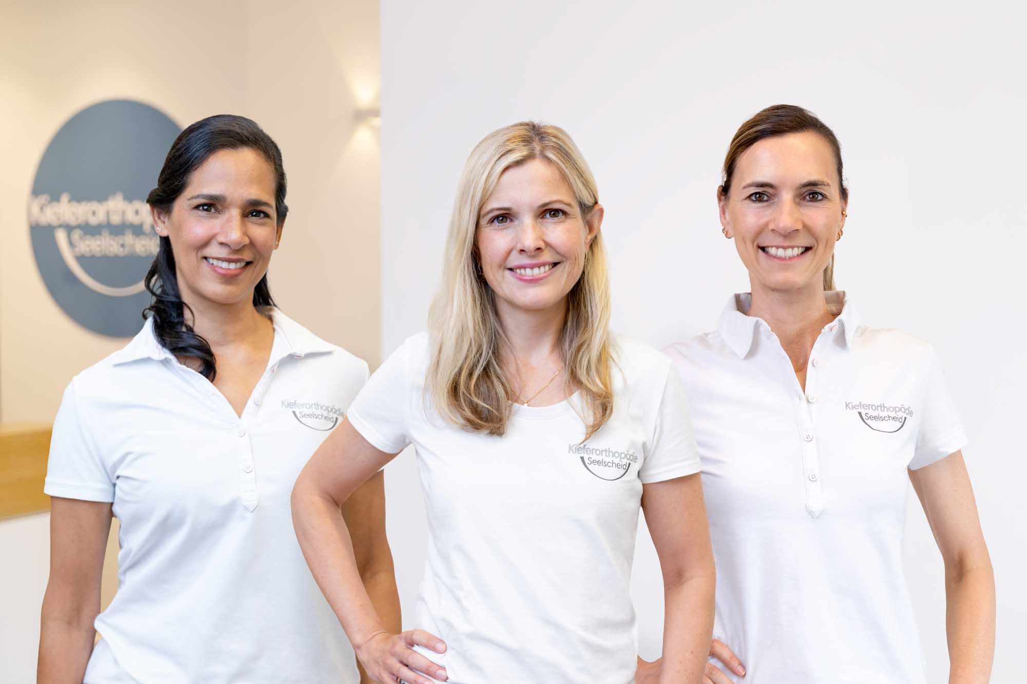 Die Kieferorthopädinnen Dr. Garcia, Dr. Küpper-Wolf und Dr. Schumacher in der Praxis Kieferorthopädie Seelscheid in Neunkirchen-Seelscheid.