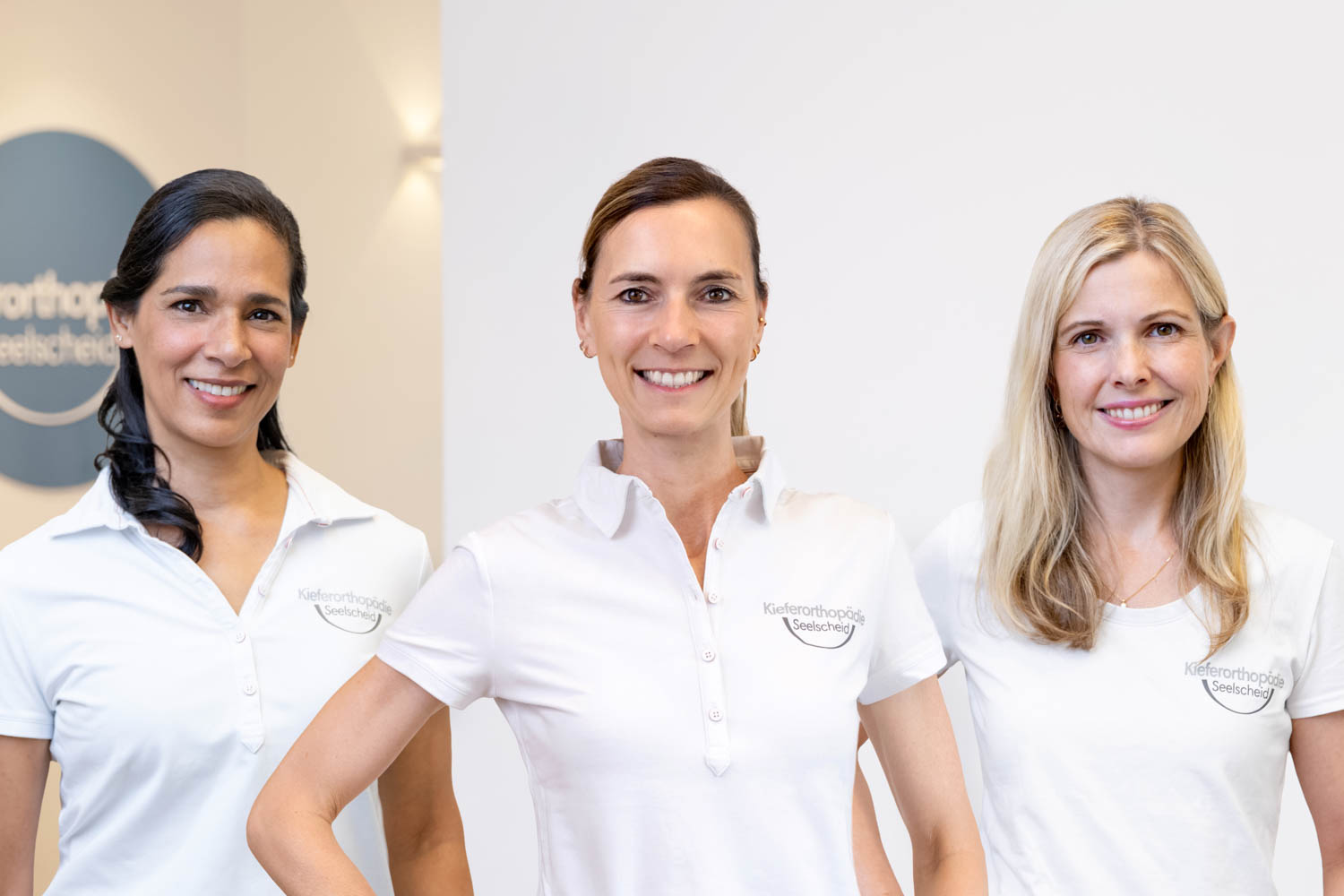 Die Kieferorthopädinnen Dr. Garcia, Dr. Schumacher und Dr. Küpper-Wolf in der Praxis Kieferorthopädie Seelscheid in Neunkirchen-Seelscheid.